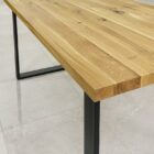 Träbord med metallben på kakelgolv.
