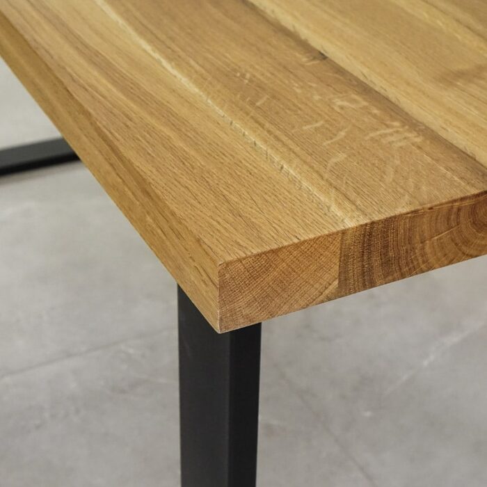 Bordsskiva-Strong-1-Grundoljad-4.jpg Närbild av träbord med metallben.