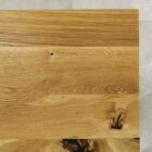 Träbord med naturliga ådringar och knutar.