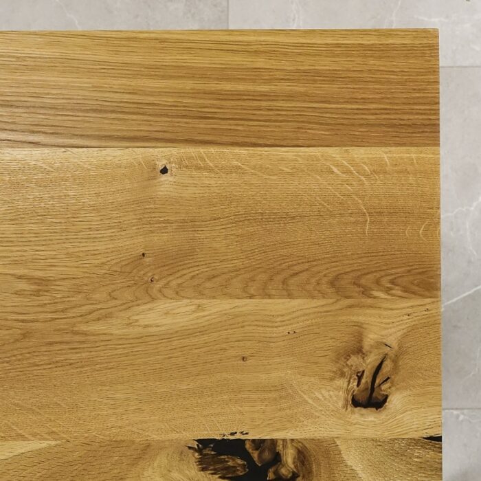 Bordsskiva-Strong-1-Grundoljad-6.jpg Träbord med naturliga ådringar och knutar.