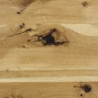 Närbild av trästruktur med knutar.