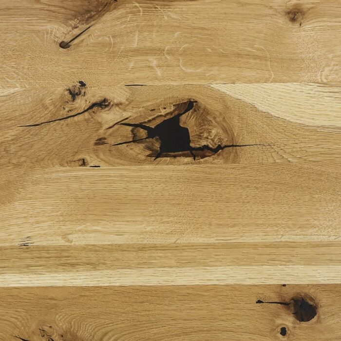 Bordsskiva-Strong-1-Grundoljad-8.jpg Närbild av trästruktur med knutar.