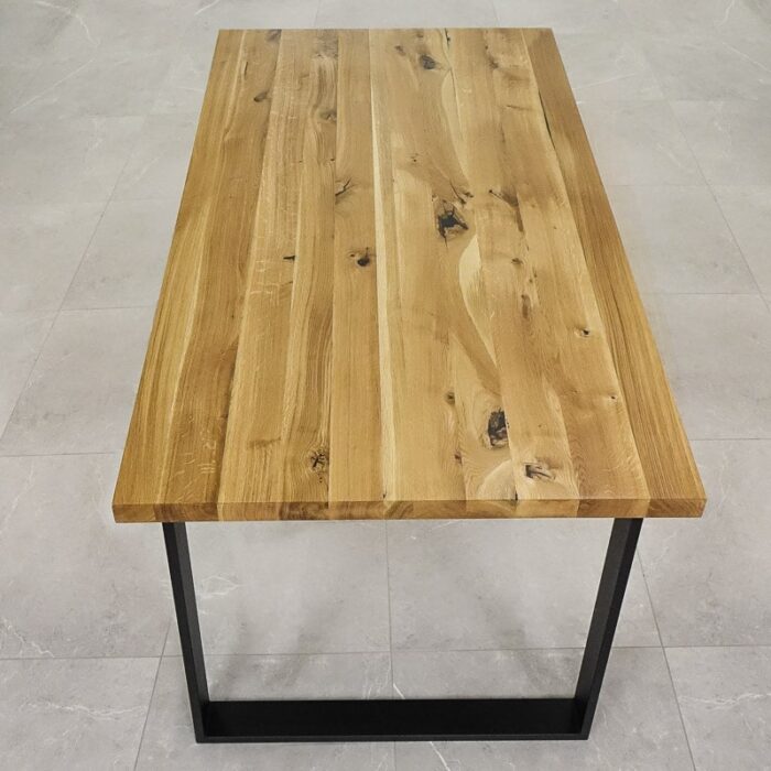 Bordsskiva-Strong-1-Grundoljad-9.jpg Träbord med metallben på stengolv.