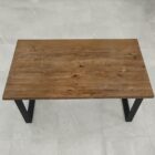 Rektangulärt träbord med svarta ben.