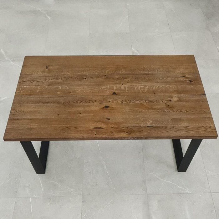 Bordsskiva-Strong-1-Grundoljad-Brun10.jpg Rektangulärt träbord med svarta ben.