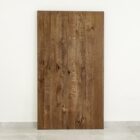 Brun trädörr mot ljus bakgrund