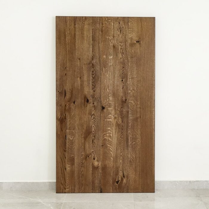 Bordsskiva-Strong-1-Grundoljad-Brun11.jpg Brun trädörr mot ljus bakgrund