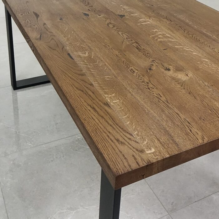 Bordsskiva-Strong-1-Grundoljad-Brun2.jpg Träbord med metallben på kakelgolv.