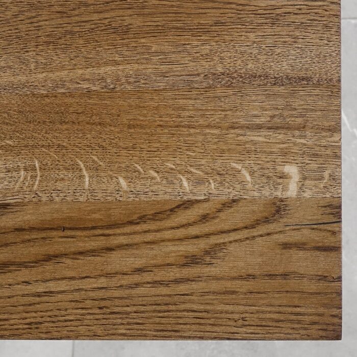 Bordsskiva-Strong-1-Grundoljad-Brun5.jpg Närbild av trämönster i ekbord