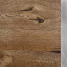 Brun träyta med ådringar och knutar.