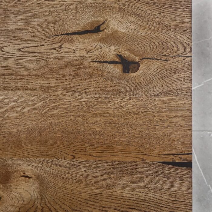 Bordsskiva-Strong-1-Grundoljad-Brun7.jpg Brun träyta med ådringar och knutar.