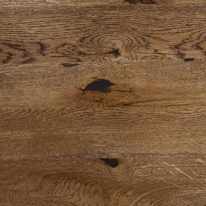 Bordsskiva-Strong-1-Grundoljad-Brun8.jpg Brun träyta med synliga ådringar och kvistar.