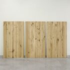 Tre träpaneler mot vit vägg