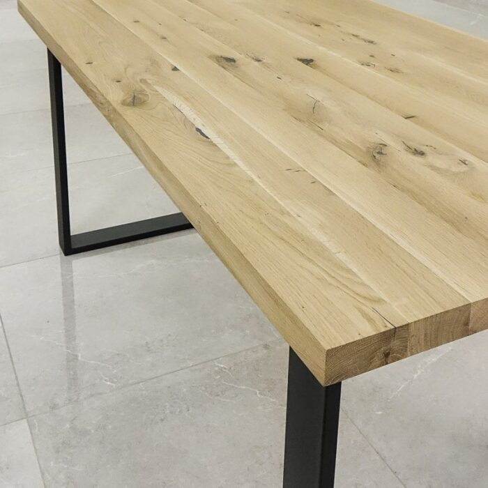 Bordsskiva-Strong-1-Obehandlad2.jpg Träbord med metallben inomhus.