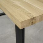 Träbord med metallben.