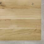 Träbordsskiva med naturliga ådringar.