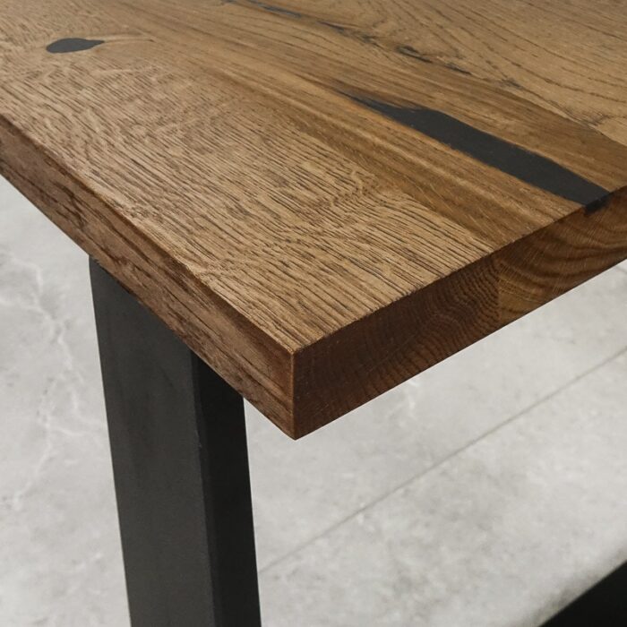 Bordsskiva-Strong-Grundoljad-brun2.jpg Massivt träbord med metallben.