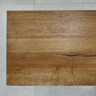 Träbord på ljus stengolv