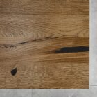 Närbild träbord med synliga ådringar och mönster.