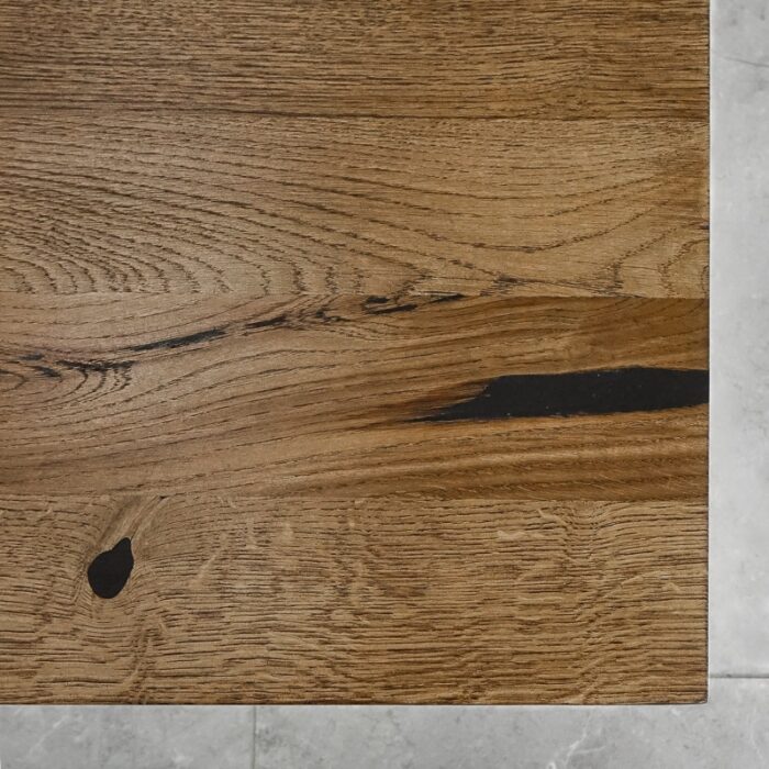 Bordsskiva-Strong-Grundoljad-brun5.jpg Närbild träbord med synliga ådringar och mönster.