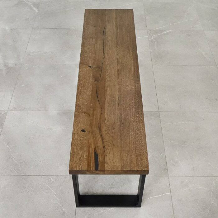 Bordsskiva-Strong-Grundoljad-brun6.jpg Träbänk på grått klinkergolv.