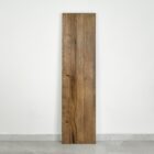 Ett träbräde lutat mot väggen