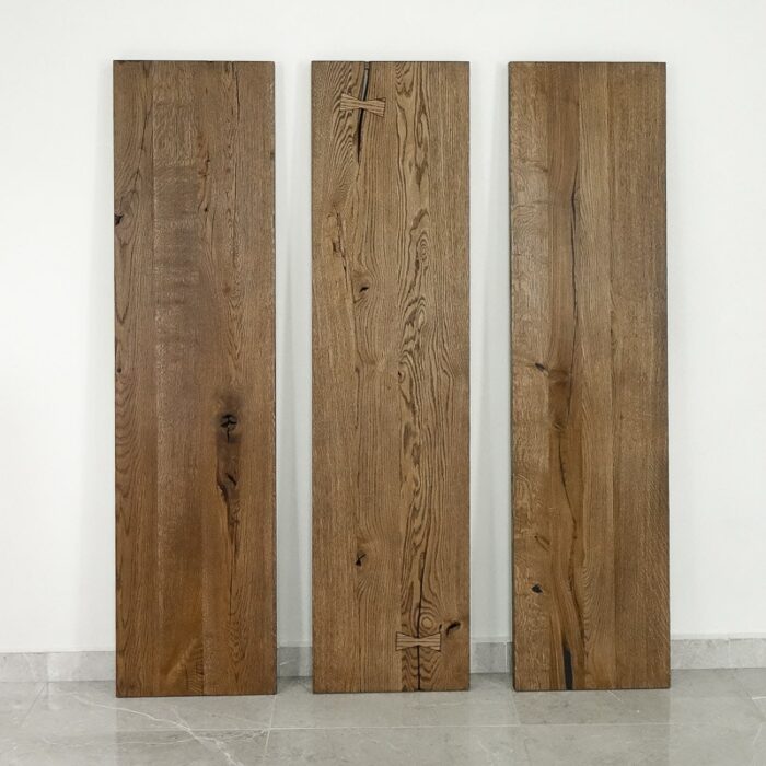 Bordsskiva-Strong-Grundoljad-brun9.jpg Tre stående träplankor mot väggen.