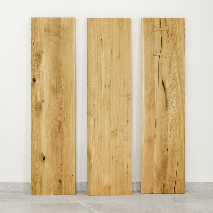 Bordsskiva-Strong-Grundoljad10.jpg Tre stående träskivor mot en vit vägg.