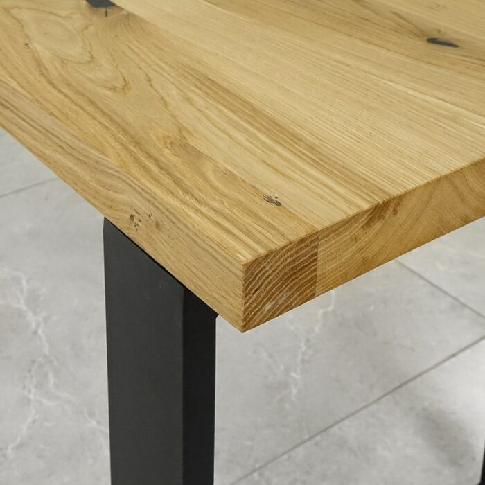 Bordsskiva-Strong-Grundoljad2.jpg Träbord med metallben på stengolv.