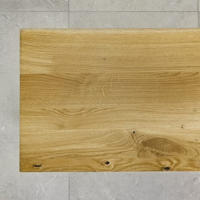 Bordsskiva-Strong-Grundoljad3.jpg Träbord på ljus kakelgolv