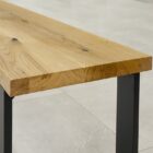 Träbord med metallben i modern design.