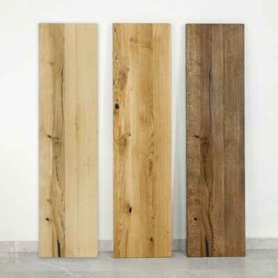 Tre träpaneler i olika nyanser.
