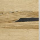 Närbild av trä med naturskador.