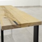 Träbord med svarta metallben.