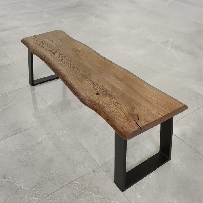 Bordsskiva-Wood-1-Grundoljad-Brun1.jpg Rustik bänk av trä och metall.