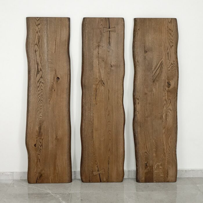 Bordsskiva-Wood-1-Grundoljad-Brun11.jpg Tre träskivor med naturliga kanter mot vägg.