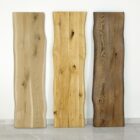 Tre olika träplankor mot vägg