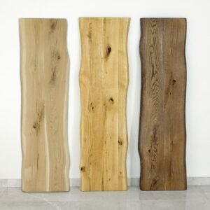 Tre olika träplankor mot vägg