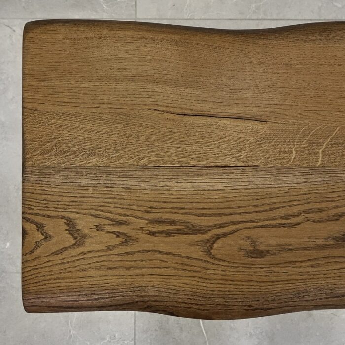 Bordsskiva-Wood-1-Grundoljad-Brun3.jpg Närbild på rustikt träbord