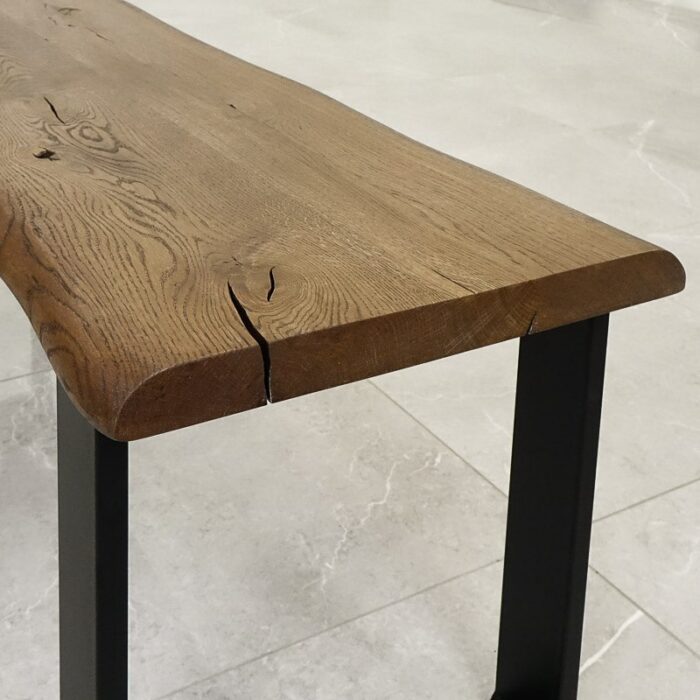 Bordsskiva-Wood-1-Grundoljad-Brun5.jpg Träbord med metallben på stengolv.