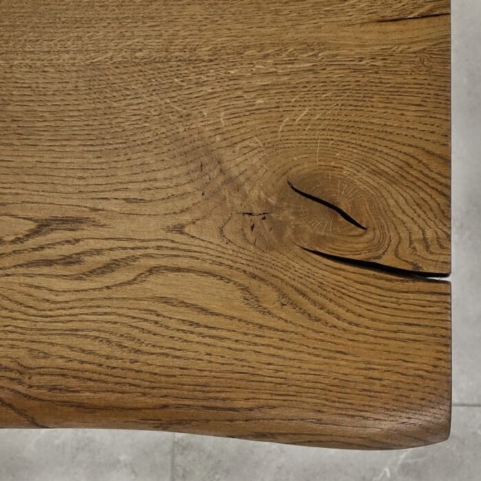 Bordsskiva-Wood-1-Grundoljad-Brun6.jpg Närbild av träbordsyta med spricka.