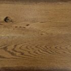 Brun träyta med naturliga ådringar och knut.