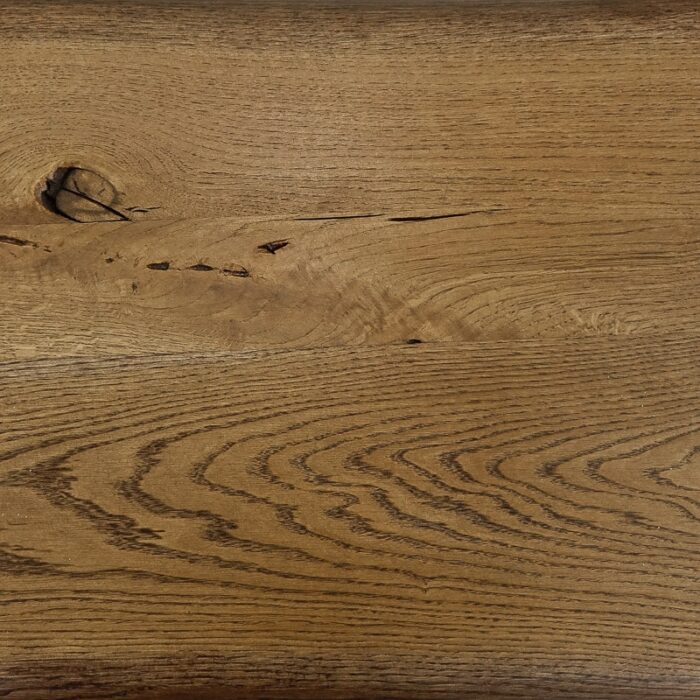 Bordsskiva-Wood-1-Grundoljad-Brun7.jpg Brun träyta med naturliga ådringar och knut.