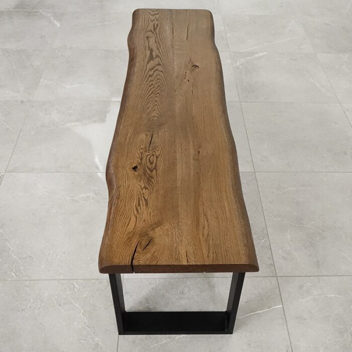 Bordsskiva-Wood-1-Grundoljad-Brun8.jpg Rustik träbänk med metallben på kakelgolv.