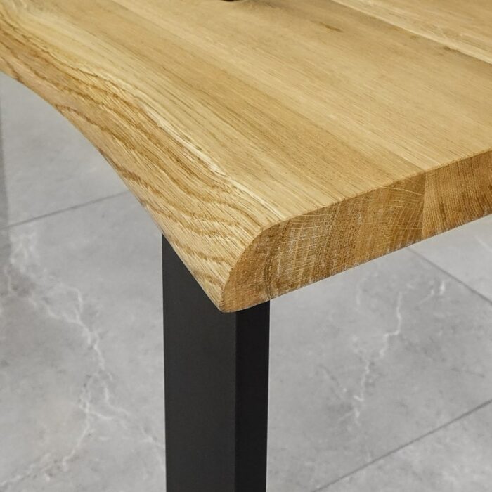 Bordsskiva-Wood-1-Grundoljad2.jpg Träbord med metallben på stengolv.