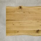 Träbord på grått marmorgolv.