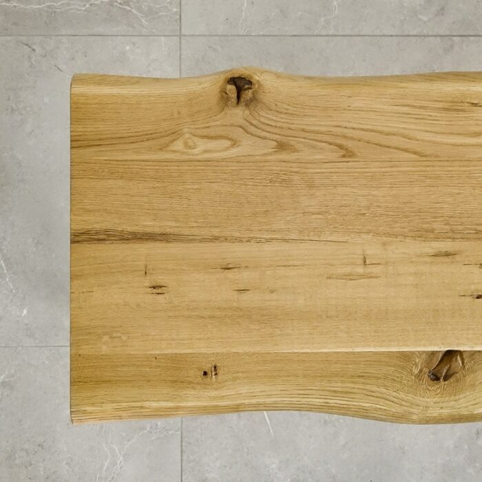 Bordsskiva-Wood-1-Grundoljad3.jpg Träbord på grått marmorgolv.