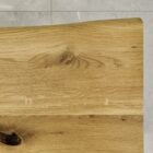 Träbord med naturlig ådring och knutar.