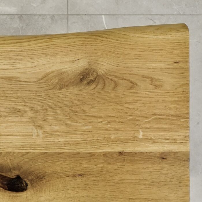 Bordsskiva-Wood-1-Grundoljad6.jpg Träbord med naturlig ådring och knutar.