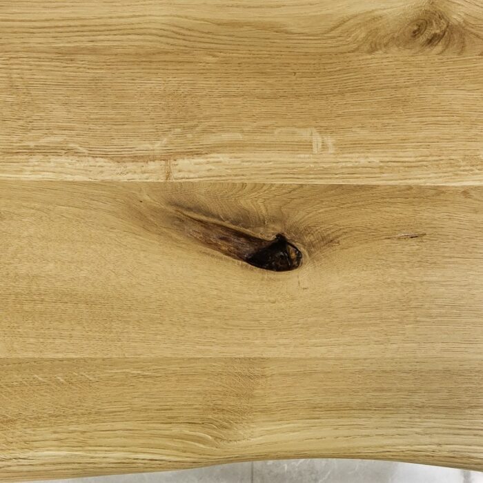 Bordsskiva-Wood-1-Grundoljad7.jpg Träyta med mörk kvist.